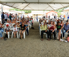 Representantes do Governo do Estado e da Prefeitura de Bituruna entregaram nesta sexta-feira (14) as chaves de 25 casas populares a famílias que viviam em situação de vulnerabilidade social na cidade, na região Sul do estado. Graças aos aportes de R$ 1,2 milhão feitos por meio do programa Nossa Gente Paraná, os beneficiários não precisarão arcar com nenhum custo pela mudança para as novas moradias.  -  Bituruna, 14/02/2020  -  Foto: Rafaela Fiala - Cohapar 
