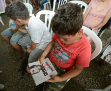  Representantes do Governo do Estado e da Prefeitura de Bituruna entregaram nesta sexta-feira (14) as chaves de 25 casas populares a famílias que viviam em situação de vulnerabilidade social na cidade, na região Sul do estado. Graças aos aportes de R$ 1,2 milhão feitos por meio do programa Nossa Gente Paraná, os beneficiários não precisarão arcar com nenhum custo pela mudança para as novas moradias.  -  Bituruna, 14/02/2020  -  Foto: Rafaela Fiala - Cohapar 