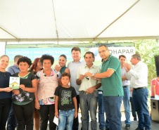  Representantes do Governo do Estado e da Prefeitura de Bituruna entregaram nesta sexta-feira (14) as chaves de 25 casas populares a famílias que viviam em situação de vulnerabilidade social na cidade, na região Sul do estado. Graças aos aportes de R$ 1,2 milhão feitos por meio do programa Nossa Gente Paraná, os beneficiários não precisarão arcar com nenhum custo pela mudança para as novas moradias.  -  Bituruna, 14/02/2020  -  Foto: Rafaela Fiala - Cohapar 