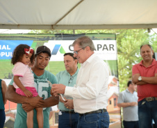  Representantes do Governo do Estado e da Prefeitura de Bituruna entregaram nesta sexta-feira (14) as chaves de 25 casas populares a famílias que viviam em situação de vulnerabilidade social na cidade, na região Sul do estado. Graças aos aportes de R$ 1,2 milhão feitos por meio do programa Nossa Gente Paraná, os beneficiários não precisarão arcar com nenhum custo pela mudança para as novas moradias.  -  Bituruna, 14/02/2020  -  Foto: Rafaela Fiala - Cohapar 