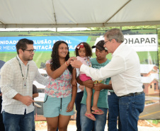  Representantes do Governo do Estado e da Prefeitura de Bituruna entregaram nesta sexta-feira (14) as chaves de 25 casas populares a famílias que viviam em situação de vulnerabilidade social na cidade, na região Sul do estado. Graças aos aportes de R$ 1,2 milhão feitos por meio do programa Nossa Gente Paraná, os beneficiários não precisarão arcar com nenhum custo pela mudança para as novas moradias.  -  Bituruna, 14/02/2020  -  Foto: Rafaela Fiala - Cohapar 