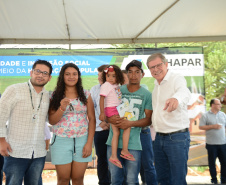  Representantes do Governo do Estado e da Prefeitura de Bituruna entregaram nesta sexta-feira (14) as chaves de 25 casas populares a famílias que viviam em situação de vulnerabilidade social na cidade, na região Sul do estado. Graças aos aportes de R$ 1,2 milhão feitos por meio do programa Nossa Gente Paraná, os beneficiários não precisarão arcar com nenhum custo pela mudança para as novas moradias.  -  Bituruna, 14/02/2020  -  Foto: Rafaela Fiala - Cohapar 