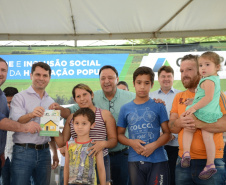  Representantes do Governo do Estado e da Prefeitura de Bituruna entregaram nesta sexta-feira (14) as chaves de 25 casas populares a famílias que viviam em situação de vulnerabilidade social na cidade, na região Sul do estado. Graças aos aportes de R$ 1,2 milhão feitos por meio do programa Nossa Gente Paraná, os beneficiários não precisarão arcar com nenhum custo pela mudança para as novas moradias.  -  Bituruna, 14/02/2020  -  Foto: Rafaela Fiala - Cohapar 