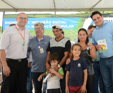 Representantes do Governo do Estado e da Prefeitura de Bituruna entregaram nesta sexta-feira (14) as chaves de 25 casas populares a famílias que viviam em situação de vulnerabilidade social na cidade, na região Sul do estado. Graças aos aportes de R$ 1,2 milhão feitos por meio do programa Nossa Gente Paraná, os beneficiários não precisarão arcar com nenhum custo pela mudança para as novas moradias.  -  Bituruna, 14/02/2020  -  Foto: Rafaela Fiala - Cohapar 