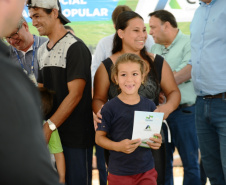 Representantes do Governo do Estado e da Prefeitura de Bituruna entregaram nesta sexta-feira (14) as chaves de 25 casas populares a famílias que viviam em situação de vulnerabilidade social na cidade, na região Sul do estado. Graças aos aportes de R$ 1,2 milhão feitos por meio do programa Nossa Gente Paraná, os beneficiários não precisarão arcar com nenhum custo pela mudança para as novas moradias.  -  Bituruna, 14/02/2020  -  Foto: Rafaela Fiala - Cohapar 