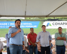  Representantes do Governo do Estado e da Prefeitura de Bituruna entregaram nesta sexta-feira (14) as chaves de 25 casas populares a famílias que viviam em situação de vulnerabilidade social na cidade, na região Sul do estado. Graças aos aportes de R$ 1,2 milhão feitos por meio do programa Nossa Gente Paraná, os beneficiários não precisarão arcar com nenhum custo pela mudança para as novas moradias.  -  Bituruna, 14/02/2020  -  Foto: Rafaela Fiala - Cohapar 