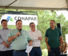  Representantes do Governo do Estado e da Prefeitura de Bituruna entregaram nesta sexta-feira (14) as chaves de 25 casas populares a famílias que viviam em situação de vulnerabilidade social na cidade, na região Sul do estado. Graças aos aportes de R$ 1,2 milhão feitos por meio do programa Nossa Gente Paraná, os beneficiários não precisarão arcar com nenhum custo pela mudança para as novas moradias.  -  Bituruna, 14/02/2020  -  Foto: Rafaela Fiala - Cohapar 
