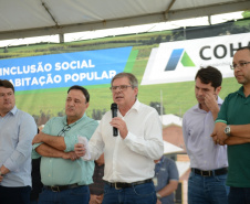  Representantes do Governo do Estado e da Prefeitura de Bituruna entregaram nesta sexta-feira (14) as chaves de 25 casas populares a famílias que viviam em situação de vulnerabilidade social na cidade, na região Sul do estado. Graças aos aportes de R$ 1,2 milhão feitos por meio do programa Nossa Gente Paraná, os beneficiários não precisarão arcar com nenhum custo pela mudança para as novas moradias.  -  Bituruna, 14/02/2020  -  Foto: Rafaela Fiala - Cohapar 