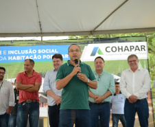  Representantes do Governo do Estado e da Prefeitura de Bituruna entregaram nesta sexta-feira (14) as chaves de 25 casas populares a famílias que viviam em situação de vulnerabilidade social na cidade, na região Sul do estado. Graças aos aportes de R$ 1,2 milhão feitos por meio do programa Nossa Gente Paraná, os beneficiários não precisarão arcar com nenhum custo pela mudança para as novas moradias.  -  Bituruna, 14/02/2020  -  Foto: Rafaela Fiala - Cohapar 