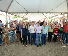  Representantes do Governo do Estado e da Prefeitura de Bituruna entregaram nesta sexta-feira (14) as chaves de 25 casas populares a famílias que viviam em situação de vulnerabilidade social na cidade, na região Sul do estado. Graças aos aportes de R$ 1,2 milhão feitos por meio do programa Nossa Gente Paraná, os beneficiários não precisarão arcar com nenhum custo pela mudança para as novas moradias.  -  Bituruna, 14/02/2020  -  Foto: Rafaela Fiala - Cohapar 