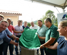 Representantes do Governo do Estado e da Prefeitura de Bituruna entregaram nesta sexta-feira (14) as chaves de 25 casas populares a famílias que viviam em situação de vulnerabilidade social na cidade, na região Sul do estado. Graças aos aportes de R$ 1,2 milhão feitos por meio do programa Nossa Gente Paraná, os beneficiários não precisarão arcar com nenhum custo pela mudança para as novas moradias.  -  Bituruna, 14/02/2020  -  Foto: Rafaela Fiala - Cohapar 
