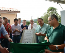  Representantes do Governo do Estado e da Prefeitura de Bituruna entregaram nesta sexta-feira (14) as chaves de 25 casas populares a famílias que viviam em situação de vulnerabilidade social na cidade, na região Sul do estado. Graças aos aportes de R$ 1,2 milhão feitos por meio do programa Nossa Gente Paraná, os beneficiários não precisarão arcar com nenhum custo pela mudança para as novas moradias.  -  Bituruna, 14/02/2020  -  Foto: Rafaela Fiala - Cohapar 