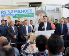 O governador Carlos Massa Ratinho Junior anuncia nesta terça-feira (18) a implantação de mais de 600 novos abrigos para pontos de ônibus em cidades da Região Metropolitana de Curitiba. Participaram: secretário de Desenvolvimento Urbano, João Carlos Ortega; diretor-presidente da Comec, Gilson dos Santos; entre outros.
Curitiba, 18-02-20.
Foto: Arnaldo Alves / AEN.
