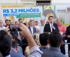 O governador Carlos Massa Ratinho Junior anuncia nesta terça-feira (18) a implantação de mais de 600 novos abrigos para pontos de ônibus em cidades da Região Metropolitana de Curitiba. Participaram: secretário de Desenvolvimento Urbano, João Carlos Ortega; diretor-presidente da Comec, Gilson dos Santos; entre outros.
Curitiba, 18-02-20.
Foto: Arnaldo Alves / AEN.
