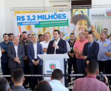 O governador Carlos Massa Ratinho Junior anuncia nesta terça-feira (18) a implantação de mais de 600 novos abrigos para pontos de ônibus em cidades da Região Metropolitana de Curitiba. Participaram: secretário de Desenvolvimento Urbano, João Carlos Ortega; diretor-presidente da Comec, Gilson dos Santos; entre outros.
Curitiba, 18-02-20.
Foto: Arnaldo Alves / AEN.
