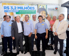 O governador Carlos Massa Ratinho Junior anuncia nesta terça-feira (18) a implantação de mais de 600 novos abrigos para pontos de ônibus em cidades da Região Metropolitana de Curitiba. Participaram: secretário de Desenvolvimento Urbano, João Carlos Ortega; diretor-presidente da Comec, Gilson dos Santos; entre outros.
Curitiba, 18-02-20.
Foto: Arnaldo Alves / AEN.
