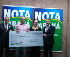 O programa Nota Paraná, da Secretaria de Estado da Fazenda, entregou nesta terça-feira (18) os cheques aos vencedores do concurso deste mês de fevereiro. Este foi o último sorteio que destina os valores de R$ 50 mil, R$ 30 mil e R$ 20 mil aos contribuintes que colocam o número do CPF na nota fiscal.  -  Curitiba, 18/02/2020  -  Foto: Divulgação SEFA