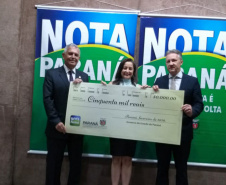 O programa Nota Paraná, da Secretaria de Estado da Fazenda, entregou nesta terça-feira (18) os cheques aos vencedores do concurso deste mês de fevereiro. Este foi o último sorteio que destina os valores de R$ 50 mil, R$ 30 mil e R$ 20 mil aos contribuintes que colocam o número do CPF na nota fiscal.  -  Curitiba, 18/02/2020  -  Foto: Divulgação SEFA