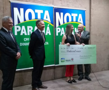 O programa Nota Paraná, da Secretaria de Estado da Fazenda, entregou nesta terça-feira (18) os cheques aos vencedores do concurso deste mês de fevereiro. Este foi o último sorteio que destina os valores de R$ 50 mil, R$ 30 mil e R$ 20 mil aos contribuintes que colocam o número do CPF na nota fiscal.  -  Curitiba, 18/02/2020  -  Foto: Divulgação SEFA