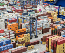A movimentação de contêineres pelo Porto de Paranaguá aumentou 29% em janeiro deste ano, na comparação com o primeiro mês de 2019. De acordo com a empresa que administra o Terminal de Contêineres de Paranaguá (TCP), os 84.601 TEUs (unidade de medida equivalente a 20 pés) movimentados em 31 dias é um recorde histórico. Além da marca alcançada, também chama a atenção a diversidade das cargas movimentadas nos contentores.