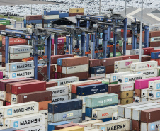 A movimentação de contêineres pelo Porto de Paranaguá aumentou 29% em janeiro deste ano, na comparação com o primeiro mês de 2019. De acordo com a empresa que administra o Terminal de Contêineres de Paranaguá (TCP), os 84.601 TEUs (unidade de medida equivalente a 20 pés) movimentados em 31 dias é um recorde histórico. Além da marca alcançada, também chama a atenção a diversidade das cargas movimentadas nos contentores.