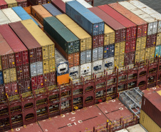 A movimentação de contêineres pelo Porto de Paranaguá aumentou 29% em janeiro deste ano, na comparação com o primeiro mês de 2019. De acordo com a empresa que administra o Terminal de Contêineres de Paranaguá (TCP), os 84.601 TEUs (unidade de medida equivalente a 20 pés) movimentados em 31 dias é um recorde histórico. Além da marca alcançada, também chama a atenção a diversidade das cargas movimentadas nos contentores.