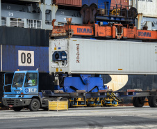 A movimentação de contêineres pelo Porto de Paranaguá aumentou 29% em janeiro deste ano, na comparação com o primeiro mês de 2019. De acordo com a empresa que administra o Terminal de Contêineres de Paranaguá (TCP), os 84.601 TEUs (unidade de medida equivalente a 20 pés) movimentados em 31 dias é um recorde histórico. Além da marca alcançada, também chama a atenção a diversidade das cargas movimentadas nos contentores.