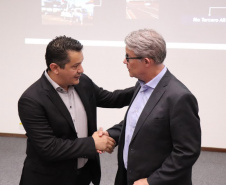 As empresas selecionadas para participar do Living Lab do Instituto de Tecnologia do Paraná (Tecpar) formalizaram seu ingresso ao programa nesta quarta-feira (19). A partir da assinatura do contrato as companhias vão instalar seus equipamentos no Câmpus CIC do Tecpar, em Curitiba, que vai funcionar como um laboratório a céu aberto para testar as inovações em parceria com o instituto. Foto: Tecpar