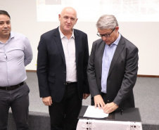 As empresas selecionadas para participar do Living Lab do Instituto de Tecnologia do Paraná (Tecpar) formalizaram seu ingresso ao programa nesta quarta-feira (19). A partir da assinatura do contrato as companhias vão instalar seus equipamentos no Câmpus CIC do Tecpar, em Curitiba, que vai funcionar como um laboratório a céu aberto para testar as inovações em parceria com o instituto. Foto: Tecpar