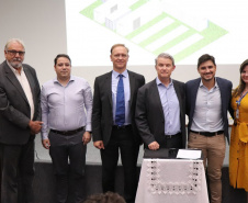 As empresas selecionadas para participar do Living Lab do Instituto de Tecnologia do Paraná (Tecpar) formalizaram seu ingresso ao programa nesta quarta-feira (19). A partir da assinatura do contrato as companhias vão instalar seus equipamentos no Câmpus CIC do Tecpar, em Curitiba, que vai funcionar como um laboratório a céu aberto para testar as inovações em parceria com o instituto. Foto: Tecpar