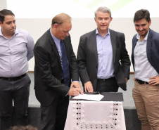As empresas selecionadas para participar do Living Lab do Instituto de Tecnologia do Paraná (Tecpar) formalizaram seu ingresso ao programa nesta quarta-feira (19). A partir da assinatura do contrato as companhias vão instalar seus equipamentos no Câmpus CIC do Tecpar, em Curitiba, que vai funcionar como um laboratório a céu aberto para testar as inovações em parceria com o instituto. Foto: Tecpar