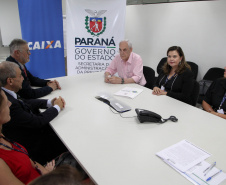 O Governo do Paraná, por meio da Secretaria de Estado da Administração e da Previdência, e a Caixa Econômica Federal firmaram nesta quarta-feira (19) um convênio que permite a consulta automática do Certificado de Regularidade do FGTS.

De acordo com o secretário Reinhold Stephanes, a medida é o primeiro passo de um processo de simplificação e de desburocratização na administração. Foto: Ari Dias/AEN