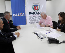 O Governo do Paraná, por meio da Secretaria de Estado da Administração e da Previdência, e a Caixa Econômica Federal firmaram nesta quarta-feira (19) um convênio que permite a consulta automática do Certificado de Regularidade do FGTS.

De acordo com o secretário Reinhold Stephanes, a medida é o primeiro passo de um processo de simplificação e de desburocratização na administração. Foto: Ari Dias/AEN