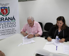 O Governo do Paraná, por meio da Secretaria de Estado da Administração e da Previdência, e a Caixa Econômica Federal firmaram nesta quarta-feira (19) um convênio que permite a consulta automática do Certificado de Regularidade do FGTS.

De acordo com o secretário Reinhold Stephanes, a medida é o primeiro passo de um processo de simplificação e de desburocratização na administração. Foto: Ari Dias/AEN
