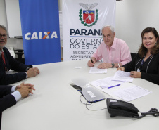 O Governo do Paraná, por meio da Secretaria de Estado da Administração e da Previdência, e a Caixa Econômica Federal firmaram nesta quarta-feira (19) um convênio que permite a consulta automática do Certificado de Regularidade do FGTS.

De acordo com o secretário Reinhold Stephanes, a medida é o primeiro passo de um processo de simplificação e de desburocratização na administração. Foto: Ari Dias/AEN