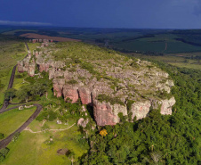  O governador Carlos Massa Ratinho Junior assinou nesta quarta-feira (19) o contrato de concessão de áreas do Parque Estadual Vila Velha, em Ponta Grossa, nos Campos Gerais, para a empresa Eco Parques do Brasil S/A. A empresa vai investir em serviços de apoio à visitação, turismo sustentável e recreação é de trinta anos. Foto: José Fernando Ogura/AEN