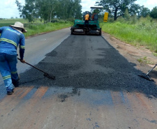 O Departamento de Estradas de Rodagem do Paraná (DER/PR) está atuando em quatro rodovias da região Noroeste, próximas ao Rio Paranapanema, divisa com São Paulo.  -  Foto: Divulgação DER