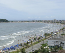A previsão do tempo do Carnaval 2020 é a mesma para os que vão se fantasiar de zombies em Curitiba ou de passistas atrás dos trios elétricos no Litoral: temperaturas amenas e distantes da sensação de calor registrada nos últimos dias.Foto: Arnaldo Alves/AEN