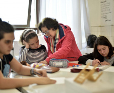 O Centro Juvenil de Artes (CJA) da Secretaria de Estado da Comunicação Social e da Cultura (SECC), instituição dedicada à formação artística de crianças e jovens no Paraná, está com inscrições abertas para o 1º semestre de 2020. São oito opções de cursos: Artes Visuais, Desenho, Fotografia, Modelagem, Mosaico, Pintura, Teatro e Videoarte, destinados a crianças e adolescentes de 8 a 17 anos. As aulas iniciam no dia 2 de março e vão até 26 de junho de 2020. Foto: Kraw Penas/SECC