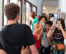 O Centro Juvenil de Artes (CJA) da Secretaria de Estado da Comunicação Social e da Cultura (SECC), instituição dedicada à formação artística de crianças e jovens no Paraná, está com inscrições abertas para o 1º semestre de 2020. São oito opções de cursos: Artes Visuais, Desenho, Fotografia, Modelagem, Mosaico, Pintura, Teatro e Videoarte, destinados a crianças e adolescentes de 8 a 17 anos. As aulas iniciam no dia 2 de março e vão até 26 de junho de 2020. 