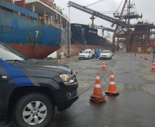 Um exercício simulado reuniu nesta sexta-feira (21) agentes de saúde, trabalhadores e autoridade portuária no combate ao coronavírus no Porto de Paranaguá. A simulação da chegada de um tripulante de navio com sintomas do novo Covid-19 reuniu Portos do Paraná, Agência Nacional de Vigilância Sanitária (Anvisa), Primeira Regional de Saúde, Samu, Hospital Regional do Litoral e o Órgão Gestor de Mão de Obra do Trabalhador Portuário (OGMO). Foto: Portos do Paraná