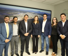 O governador Carlos Massa Ratinho Junior e o ministro de Infraestrutura, Tarcísio Freitas, assinaram nesta quinta-feira (27), às 10 horas, o contrato com a Klabin de arrendamento de área no Porto de Paranaguá, para movimentação de celulose. A assinatura será na sede administrativa do Porto de Paranaguá. 