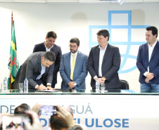 O governador Carlos Massa Ratinho Junior e o ministro de Infraestrutura, Tarcísio Freitas, assinaram nesta quinta-feira (27), às 10 horas, o contrato com a Klabin de arrendamento de área no Porto de Paranaguá, para movimentação de celulose. A assinatura será na sede administrativa do Porto de Paranaguá. 
