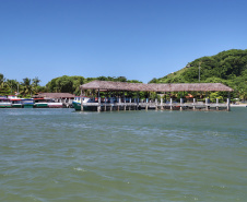 O governador Carlos Massa Ratinho Junior assinou nesta quinta-feira (27) a ordem de serviço para o início das obras de reforma e melhorias nos trapiches de Nova Brasília e Encantadas, na Ilha do Mel, em Paranaguá. O ministro de Infraestrutura, Tarcísio Gomes de Freitas, participou da solenidade. O investimento de R$ 9,5 milhões são da empresa pública Portos do Paraná. As obras devem demorar cerca de sete meses.  -  Curitiba, 27/02/2020  -  Foto: José Fernando Ogura/AEN