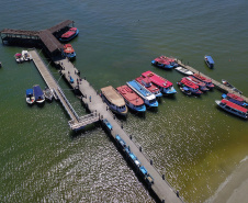 O governador Carlos Massa Ratinho Junior assinou nesta quinta-feira (27) a ordem de serviço para o início das obras de reforma e melhorias nos trapiches de Nova Brasília e Encantadas, na Ilha do Mel, em Paranaguá. O ministro de Infraestrutura, Tarcísio Gomes de Freitas, participou da solenidade. O investimento de R$ 9,5 milhões são da empresa pública Portos do Paraná. As obras devem demorar cerca de sete meses.  -  Curitiba, 27/02/2020  -  Foto: José Fernando Ogura/AEN