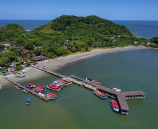O governador Carlos Massa Ratinho Junior assinou nesta quinta-feira (27) a ordem de serviço para o início das obras de reforma e melhorias nos trapiches de Nova Brasília e Encantadas, na Ilha do Mel, em Paranaguá. O ministro de Infraestrutura, Tarcísio Gomes de Freitas, participou da solenidade. O investimento de R$ 9,5 milhões são da empresa pública Portos do Paraná. As obras devem demorar cerca de sete meses.  -  Curitiba, 27/02/2020  -  Foto: José Fernando Ogura/AEN