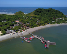 O governador Carlos Massa Ratinho Junior assinou nesta quinta-feira (27) a ordem de serviço para o início das obras de reforma e melhorias nos trapiches de Nova Brasília e Encantadas, na Ilha do Mel, em Paranaguá. O ministro de Infraestrutura, Tarcísio Gomes de Freitas, participou da solenidade. O investimento de R$ 9,5 milhões são da empresa pública Portos do Paraná. As obras devem demorar cerca de sete meses.  -  Curitiba, 27/02/2020  -  Foto: José Fernando Ogura/AEN