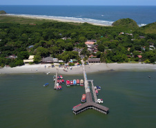 O governador Carlos Massa Ratinho Junior assinou nesta quinta-feira (27) a ordem de serviço para o início das obras de reforma e melhorias nos trapiches de Nova Brasília e Encantadas, na Ilha do Mel, em Paranaguá. O ministro de Infraestrutura, Tarcísio Gomes de Freitas, participou da solenidade. O investimento de R$ 9,5 milhões são da empresa pública Portos do Paraná. As obras devem demorar cerca de sete meses.  -  Curitiba, 27/02/2020  -  Foto: José Fernando Ogura/AEN
