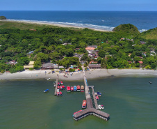 O governador Carlos Massa Ratinho Junior assinou nesta quinta-feira (27) a ordem de serviço para o início das obras de reforma e melhorias nos trapiches de Nova Brasília e Encantadas, na Ilha do Mel, em Paranaguá. O ministro de Infraestrutura, Tarcísio Gomes de Freitas, participou da solenidade. O investimento de R$ 9,5 milhões são da empresa pública Portos do Paraná. As obras devem demorar cerca de sete meses.  -  Curitiba, 27/02/2020  -  Foto: José Fernando Ogura/AEN