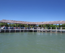 O governador Carlos Massa Ratinho Junior assinou nesta quinta-feira (27) a ordem de serviço para o início das obras de reforma e melhorias nos trapiches de Nova Brasília e Encantadas, na Ilha do Mel, em Paranaguá. O ministro de Infraestrutura, Tarcísio Gomes de Freitas, participou da solenidade. O investimento de R$ 9,5 milhões são da empresa pública Portos do Paraná. As obras devem demorar cerca de sete meses.  -  Curitiba, 27/02/2020  -  Foto: José Fernando Ogura/AEN
